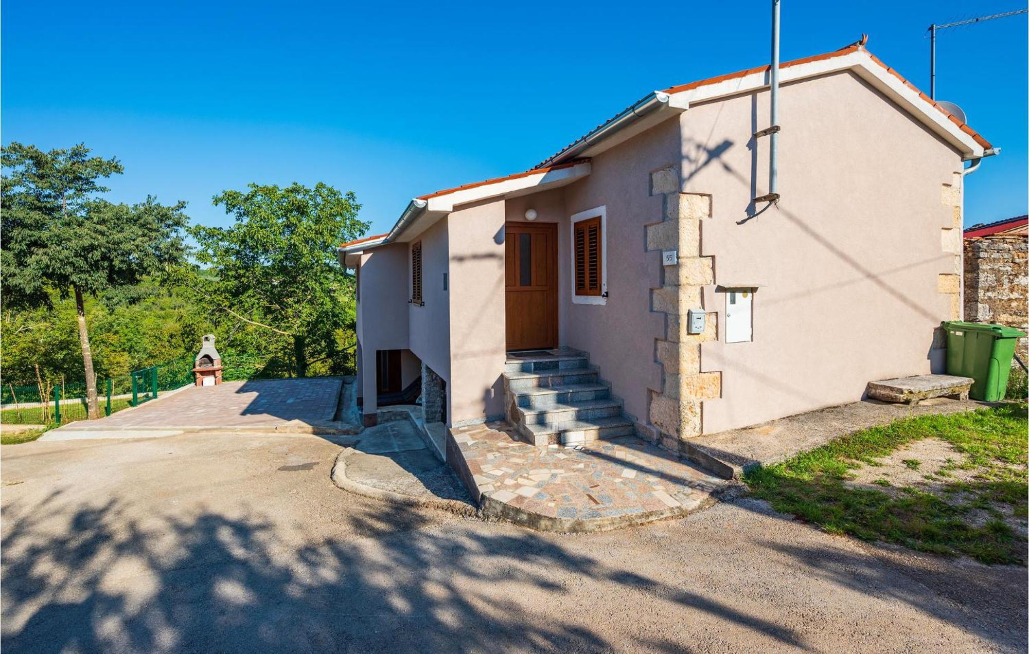 2 Bedroom Amazing Home In Rakotule Exteriér fotografie